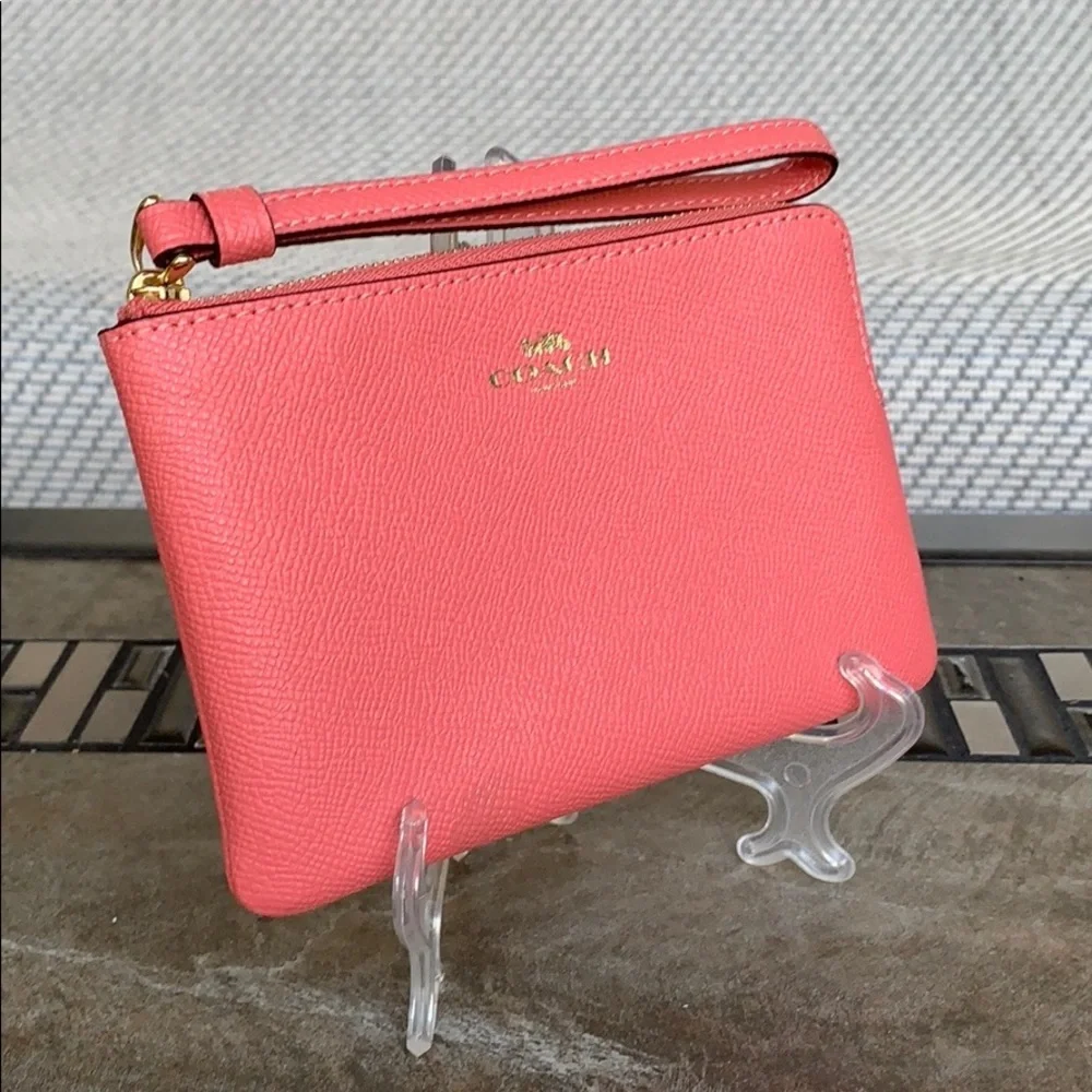 COACH Corner Zip Wristlet Imita gold/Bright Coral